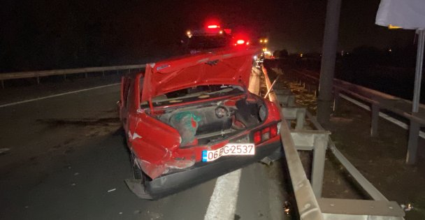 TEM'de bariyerlere çarpan otomobil hurdaya döndü: 3 yaralı