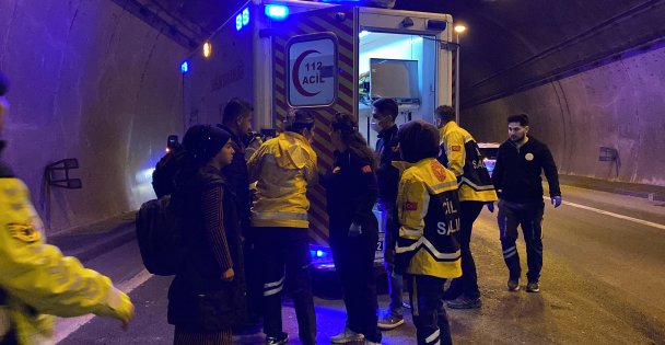 TEM'de iki yolcu otobüsü ve tır kazaya karıştı: 14 yaralı