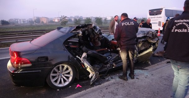 TEM'de kamyona çarpan lüks otomobil kağıt gibi ezildi: 1 ölü, 2 yaralı