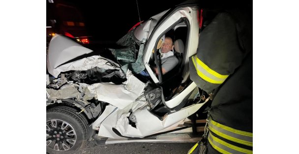 TEM'de kamyonete çarpan hafif ticari araç hurdaya döndü: 1 yaralı