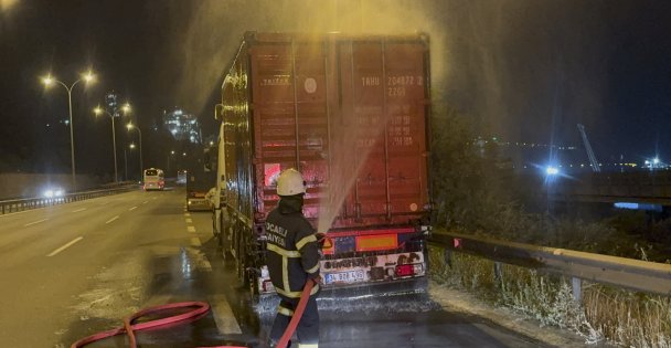 TEM'de seyir halinde olan tırın lastikleri alev aldı