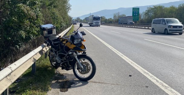 TEM'de sürücü ve yolcu yola savruldu, motosiklet metrelerce sürüklendi