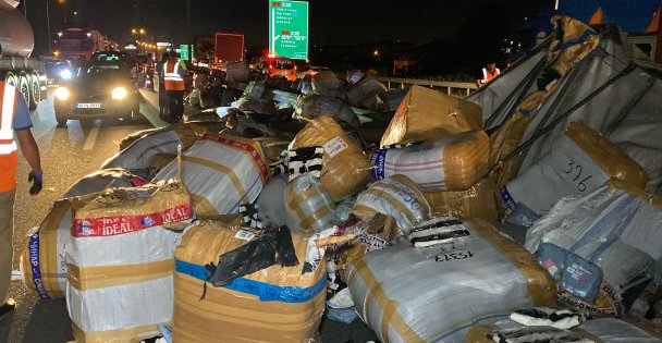 TEM'de tırdan devrilen yüklere otomobil çarptı, trafik felç oldu: 3 yaralı