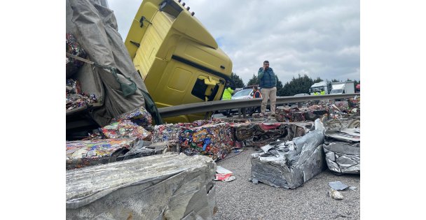 TEM'de yan yatan tırdan saçılan hurdalar trafiği felç etti