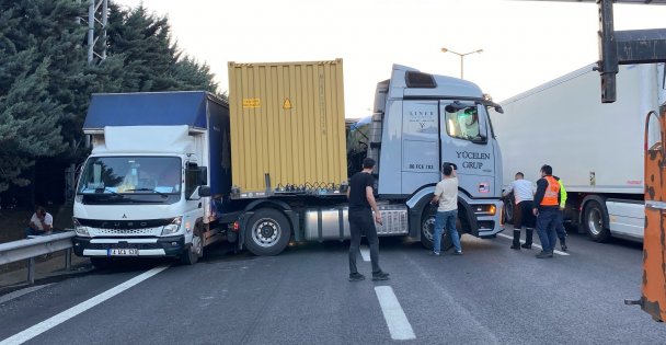 TEM'de yavaşlayan trafik zincirleme kazayı beraberinde getirdi