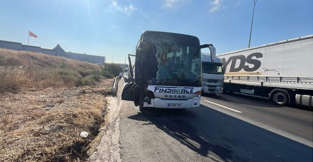 TEM'de yolcu otobüsü kamyona çarptı: 1'i ağır 7 yaralı