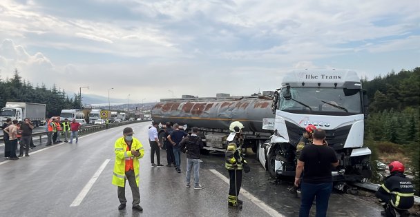 TEM'de zincirleme kaza, LPG yüklü tanker ağaçlık alana uçtu