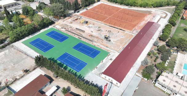 Tenis Merkezi'nde balon kortlar boyandı