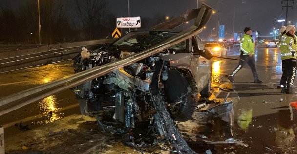 Ters yönden yola giren otomobil bariyerleri biçti: 1 yaralı