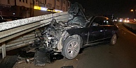 Otomobil bariyere saplandı: Sürücü yara almadan kurtuldu