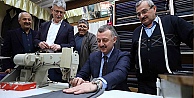 Başkan Büyükakın, Terzilikte ustalığını gösterdi