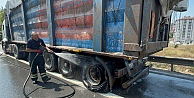 Hurda yüklü tırın lastiği alev aldı