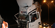 Kabinde sıkışan tır sürücüsü itfaiye ekiplerince kurtarıldı