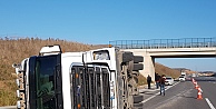 Kuzey Marmara Otoyolu'nda devrilen tırın sürücüsü yaralandı