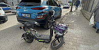 Otomobilin çarptığı elektrikli motorlu bisiklet sürücüsü yaralandı