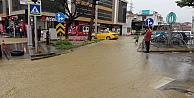 Sağanak Hayatı Olumsuz Etkiledi: Otomobil Su Altında Kaldı, Alt Geçitler Göle Döndü