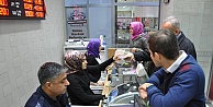 Vatandaşlar dövizcilere akın etti