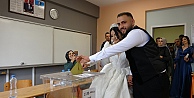 (VİDEOLU) Düğün Gününde Gelin Ve Damat 15 Dakika Da Kalsa Oy Vermeye Yetişti