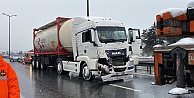 Yola dökülen yağ kazaya sebep oldu, tanker kamyona çarptı: 1 yaralı