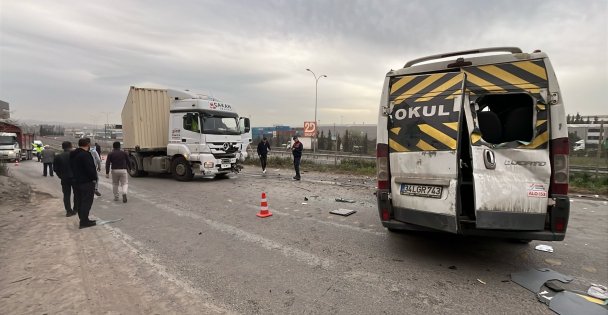 Tır ile çarpışan işçi servisinde 8 kişi yaralandı