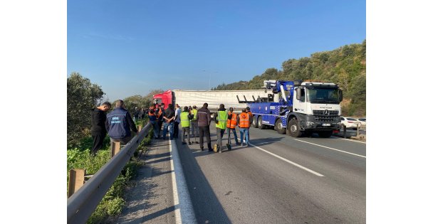 Tır kazası TEM'i kilitledi