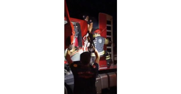 Tır, tıra arkadan çarptı: Sıkışan sürücüyü kurtardılar