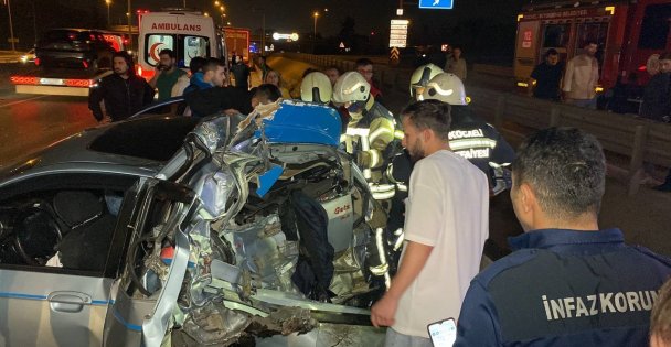 Tırın çarptığı otomobil kağıt gibi ezildi: 1'i çocuk 5 yaralı