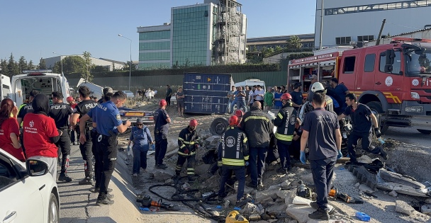 Tırın dorsesi otomobilin üzerine düştü: Paramparça oldu