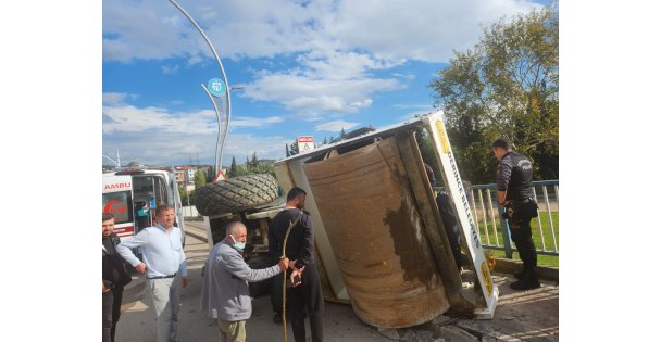 Tırın üstündeki asfalt silindiri yola devrildi: 1 yaralı