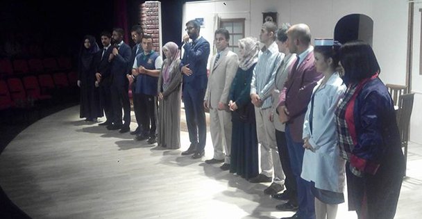 Tiyatro Roza sahnede devleşti