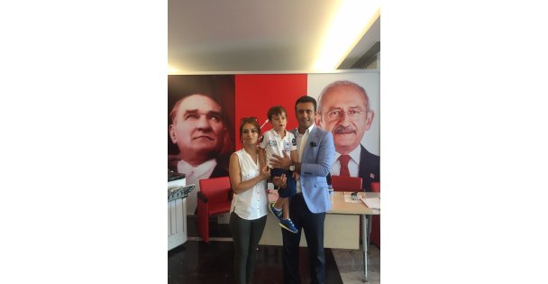 Törk, eşi ve çocuğuyla başvurdu