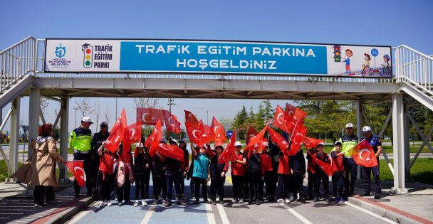 Trafik Eğitim Parkı'nda Türk bayrağıyla renkli kutlama