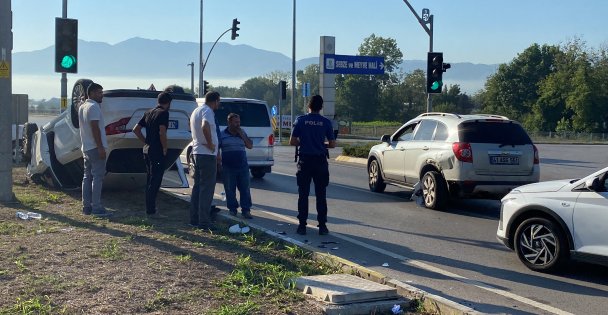 Trafik Işıklarında Kaza: Otomobil Takla Attı