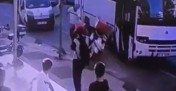 Trafik magandası kuryeye dehşeti yaşattı