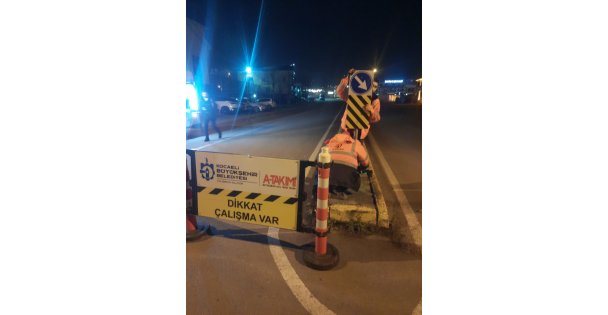 Trafik ve yol levhalarının onarımı yapılıyor
