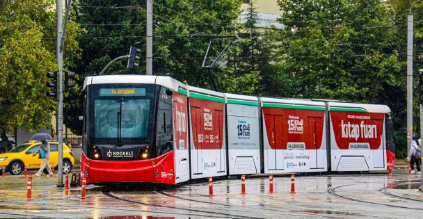 Tramvaylar Kitap Fuarı'na özel giydirildi