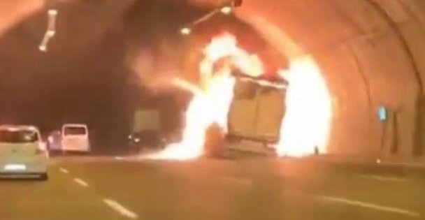 Tünelde tır yandı, sürücüler mahsur kaldı