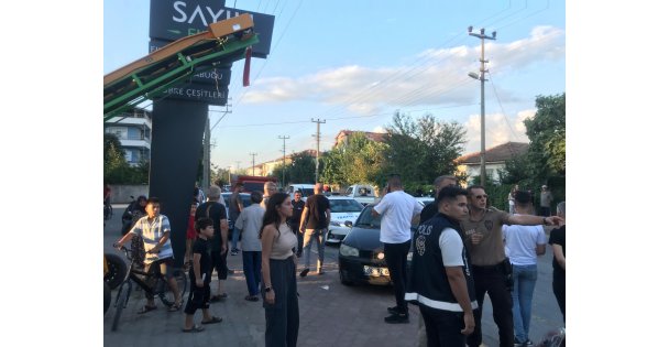 'U' dönüşü yapmak isteyen otomobile çarpmamak için manevra yaptı, yerde sürüklendi: O anlar kamerada