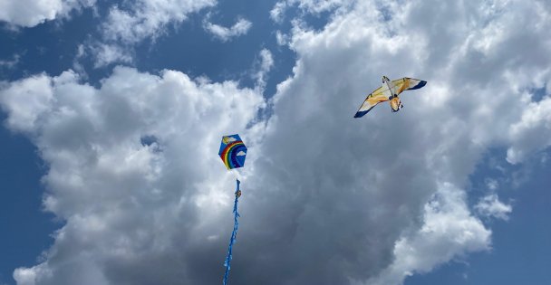 Uçurtmalar babalar için havalandı