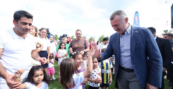 Uçurtmalar gökyüzünü, sevgi yürekleri sardı