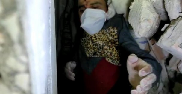 Umudun adı Hatay oldu, baba ile kızı enkaz altından ekiplere el salladı