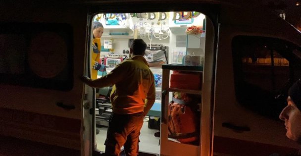 Üst geçidi kullanmayan 2 kişiye motosiklet çarptı