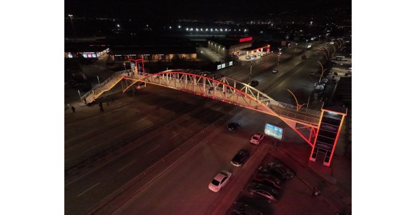 Üst geçitler, kadına şiddete karşı 'turuncu” renkle aydınlatıldı;  Büyükşehir'den kadına şiddete karşı turuncu mesaj
