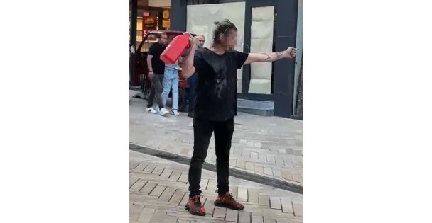 Üstüne benzin dökerek kendini yakmak istedi, polis engel oldu