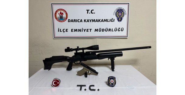 Üzerinden tüfek ve tabanca çıktı