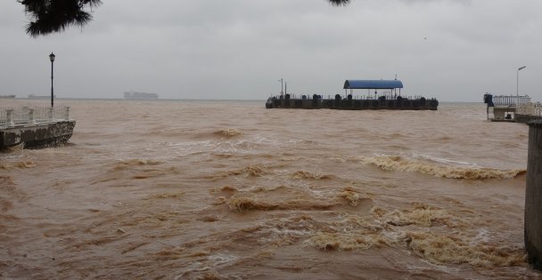 Vapur seferleri durduruldu, yüzer iskele açığa sürüklendi