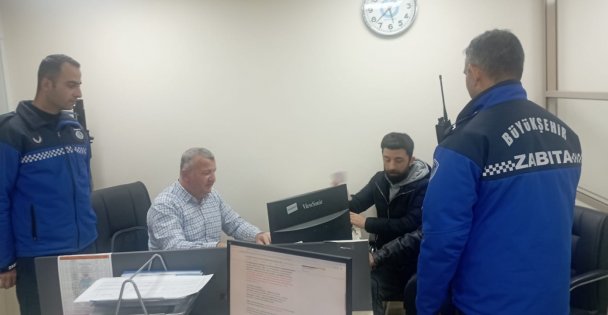 Vatandaşın düşürdüğü parayı zabıta buldu