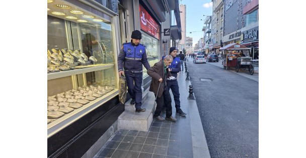 Vatandaşın imdadına Kocaeli Büyükşehir Zabıtası yetişiyor;  Mağdur vatandaşlara zabıta şefkati