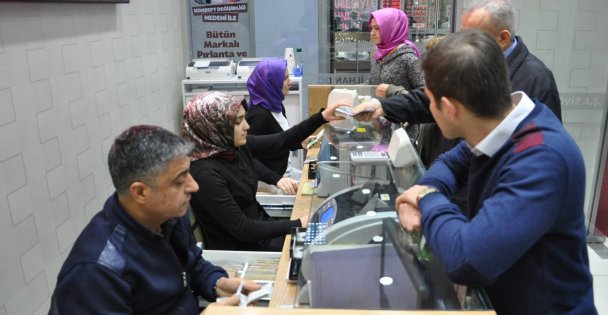 Vatandaşlar dövizcilere akın etti