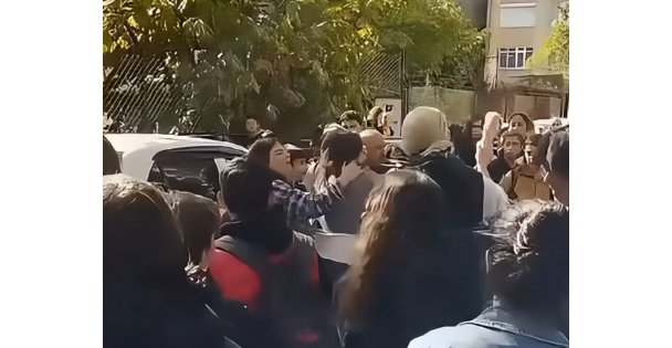 Veliler öğrencilerin önünde saç saça baş başa kavga etti